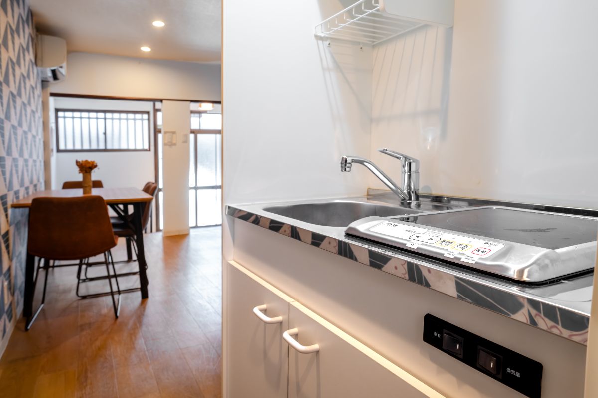Compact kitchen with one IH burner